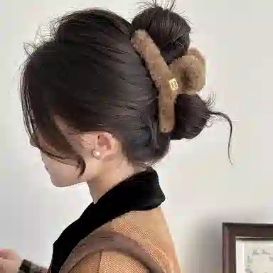 水中玉 秋冬毛绒抓夹大号鲨鱼夹后脑勺盘发发卡高级感夹子头饰 布艺 发夹 女款