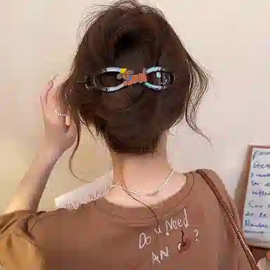 水中玉 可爱小狗扭扭夹后脑勺抓夹高级感盘发鲨鱼夹头饰一字夹发卡 亚克力 发夹 女款