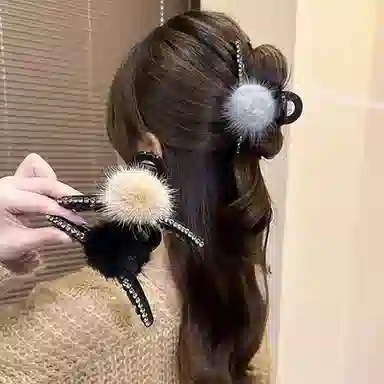 水中玉 秋冬毛球水钻抓夹高级感鲨鱼夹后脑勺盘发发卡头饰 亚克力 发夹  女款