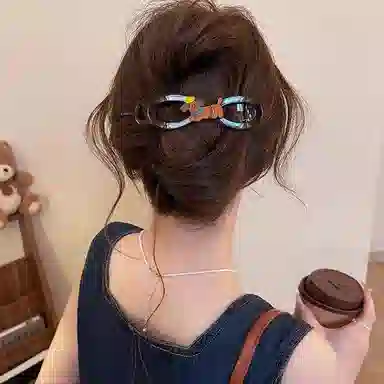 水中玉 可爱小狗扭扭夹后脑勺抓夹高级感盘发鲨鱼夹头饰一字夹发卡 亚克力 发夹 女款