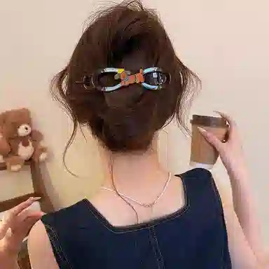 水中玉 可爱小狗扭扭夹后脑勺抓夹高级感盘发鲨鱼夹头饰一字夹发卡 亚克力 发夹 女款