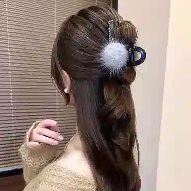 水中玉 秋冬毛球水钻抓夹高级感鲨鱼夹后脑勺盘发发卡头饰 亚克力 发夹  女款