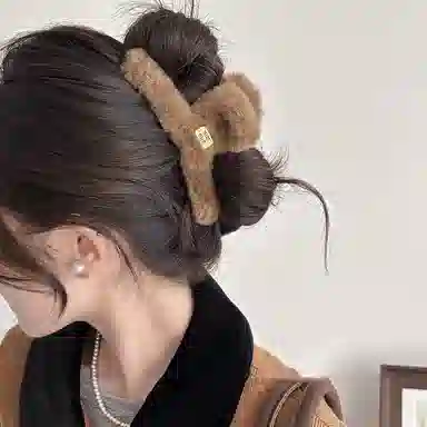 水中玉 秋冬毛绒抓夹大号鲨鱼夹后脑勺盘发发卡高级感夹子头饰 布艺 发夹 女款