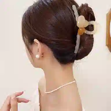 水中玉 果冻色爱心抓夹高级感发卡盘发鲨鱼夹子头饰 亚克力 发夹 女款