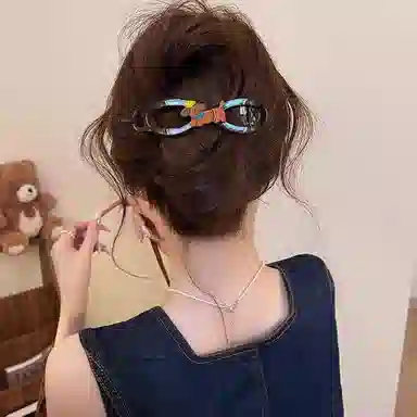 水中玉 可爱小狗扭扭夹后脑勺抓夹高级感盘发鲨鱼夹头饰一字夹发卡 亚克力 发夹 女款