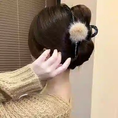 水中玉 秋冬毛球水钻抓夹高级感鲨鱼夹后脑勺盘发发卡头饰 亚克力 发夹  女款