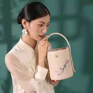 古伊西 喜鹊鸣枝新中式圆筒包 中国风印花工艺 牛皮 旗袍手提包单肩斜挎包 小号 女款 淡樱粉