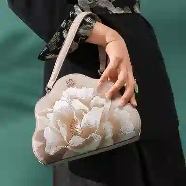 古伊西 国色牡丹云朵包 中国风刺绣工艺 牛皮 新中式简约小众手提斜挎单肩包中号 女款 石蕊红