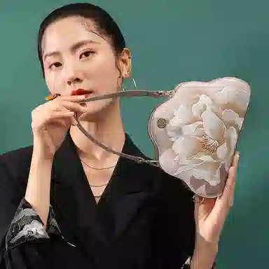 古伊西 国色牡丹云朵包 中国风刺绣工艺 牛皮 新中式简约小众手提斜挎单肩包中号 女款 石蕊红