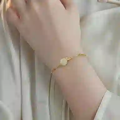 凤祥囍事 老凤祥 山茶花小众 清冷高级设计极简百搭显气质优雅贵气感 蝴蝶玫瑰 接住幸运的玄学轻奢小众温柔 和田玉手链 青白玉 女款