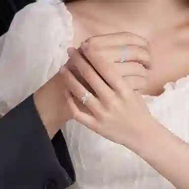 925
