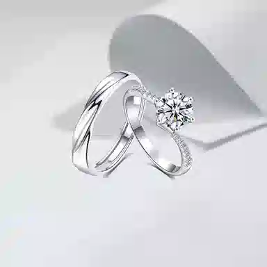 【莫桑钻|999足银】 凤祥囍事 钟爱久久 真情承诺 爆闪一克拉钻戒对戒 素圈可调节 女友 甜蜜告白 轻奢闪耀礼盒 纯银 戒指 男女同款情侣款