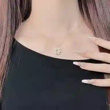 925