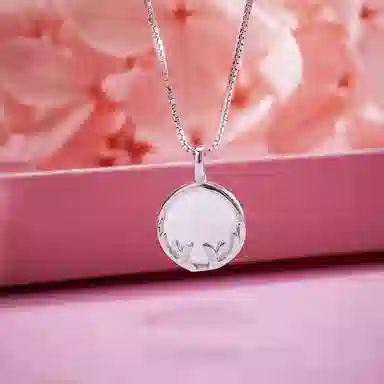 中国珠宝 一鹿有你锁骨链 在有爱陪伴之前 一人行渺渺无期 以鹿为灵感设计 寓意因为一路有你的陪件 玉髓 项链 女款