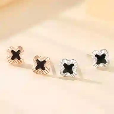 【可刻字写贺卡】 中国珠宝 四叶草 时刻为你守护她 爱要始于行动 浪漫轻奢 百搭精致日常通勤显气质 玛瑙 耳钉 女款