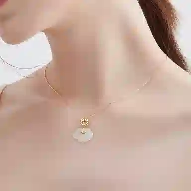 中国珠宝 平安锁锁骨链 福运随行 平安吉祥 细致精美 新中式国风简约设计感 平安喜乐 幸福相伴通勤显气质 玉髓 项链 女款