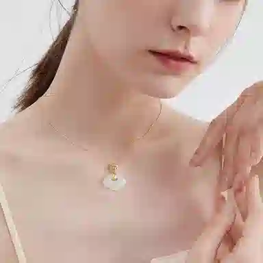 中国珠宝 平安锁锁骨链 福运随行 平安吉祥 细致精美 新中式国风简约设计感 平安喜乐 幸福相伴通勤显气质 玉髓 项链 女款