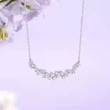 【圣诞跨年送礼】 中国珠宝 紫藤花 摇曳花枝为灵感 散发出高级优雅的魅力 代表着彼此缱绻的羁绊 和一份追求浪漫美好的勇气 足银 项链 女款