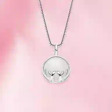 中国珠宝 一鹿有你锁骨链 在有爱陪伴之前 一人行渺渺无期 以鹿为灵感设计 寓意因为一路有你的陪件 玉髓 项链 女款