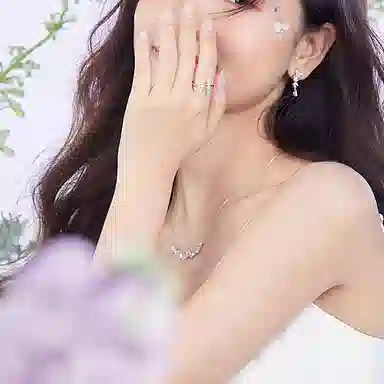 【圣诞跨年送礼】 中国珠宝 紫藤花 摇曳花枝为灵感 散发出高级优雅的魅力 代表着彼此缱绻的羁绊 和一份追求浪漫美好的勇气 足银 项链 女款