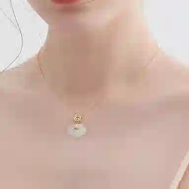 中国珠宝 平安锁锁骨链 福运随行 平安吉祥 细致精美 新中式国风简约设计感 平安喜乐 幸福相伴通勤显气质 玉髓 项链 女款