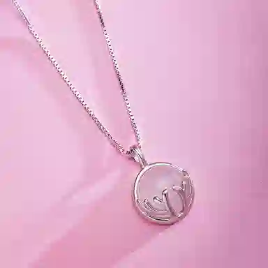 中国珠宝 一鹿有你锁骨链 在有爱陪伴之前 一人行渺渺无期 以鹿为灵感设计 寓意因为一路有你的陪件 玉髓 项链 女款