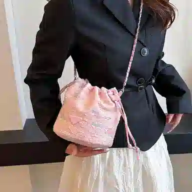 雅鹿 时尚波纹日常通勤优雅大学生上课外出精美配色高级水桶百搭菜篮子印花 尼龙布 斜挎包 男女同款情侣款 黑色/黄色/蓝色/白色/粉色