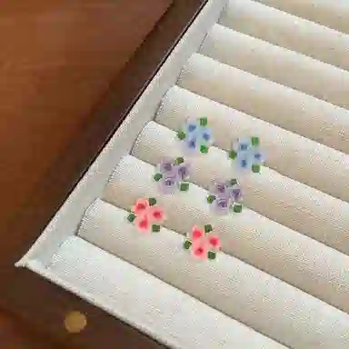 【鲜花和你】 零界 甜美清新彩色花朵 小巧精致 不重样 防过敏养耳洞 塑料 耳钉 男女同款情侣款