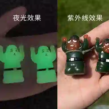 【不晒黑神器 紫外线 夜光】 零界 举手小玩偶太阳变色卡通治愈创意手机绳包包行李箱卡通玩偶 亚克力 挂件 男女同款情侣款