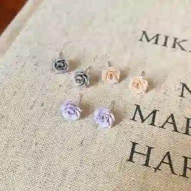 【鲜花】 零界 甜美清新彩色花朵 小巧精致 不重样 防过敏 塑料 耳钉 男女同款情侣款