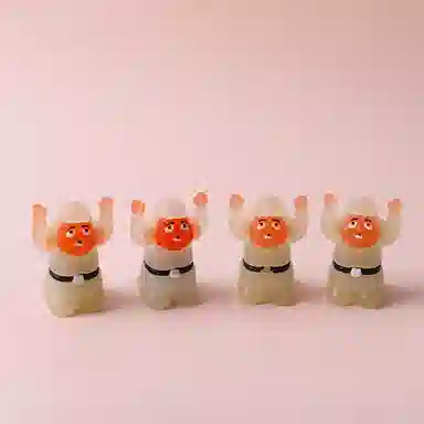 【不晒黑神器 紫外线 夜光】 零界 举手小玩偶太阳变色卡通治愈创意手机绳包包行李箱卡通玩偶 亚克力 挂件 男女同款情侣款