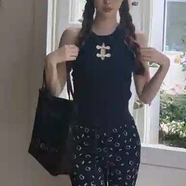 涂诗菲 新中式盘扣镂空针织工字设计感露肩性感辣妹修身显瘦无袖背心 女款