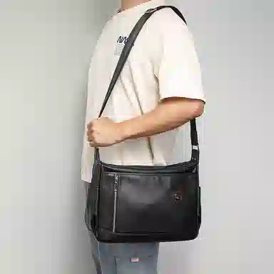 VIHUS Black Leather Shoulder Bag