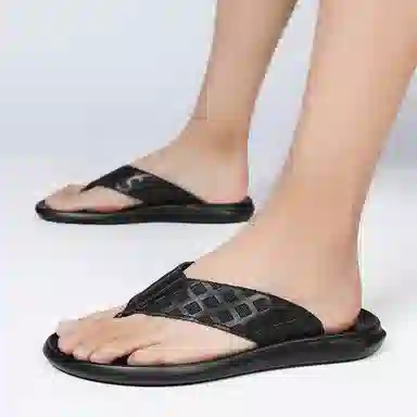 依米奴 高颜值 天花板 推荐 真皮年轻 时尚潮流 舒适柔软耐折 雅痞帅气 户外家居  橡胶底 图腾车缝线皮革拼接 防滑人字拖鞋 男款 黑色