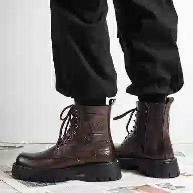 依米奴 户外外穿 英伦风 复古经典 高颜值 时尚潮流 脚感舒适 真皮质感 低调百搭 日常通勤 职场会议 简约帅气 轻便柔软  马丁靴 男款