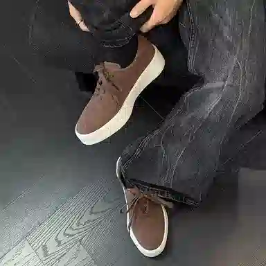 依米奴 高颜值 绒面 精致细腻 高档轻奢 增高 年轻 小众 旅游驾车 时尚潮流 百搭 脚感舒适 复古英伦风 低帮 板鞋 男款