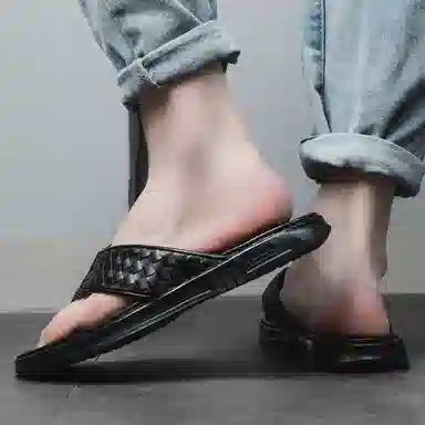 依米奴 轻奢大牌推荐 编织风 高颜值 潮流百搭 年轻气质 舒适柔软 细腻 职场会议 简约精致 高级感 橡胶底 防磨人字拖鞋 男款 黑色