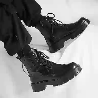 依米奴 户外外穿 英伦风 复古经典 高颜值 时尚潮流 脚感舒适 真皮质感 低调百搭 日常通勤 职场会议 简约帅气 轻便柔软  马丁靴 男款