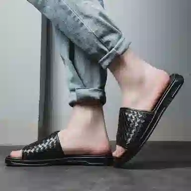 依米奴 轻奢大牌推荐 编织风 高颜值 潮流百搭 年轻气质 舒适柔软 细腻 职场会议 简约精致 高级感 橡胶底 防磨人字拖鞋 男款 黑色