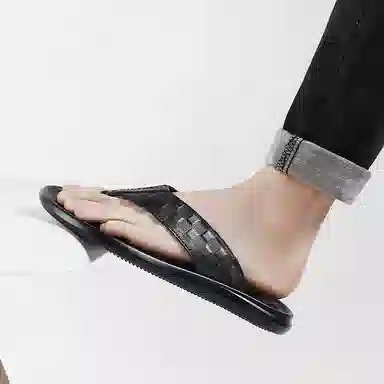 依米奴 高颜值 户外家居 简约时尚 年轻 百搭潮流 柔软细腻 轻便软弹  雅痞帅气 真皮质感 不累脚 橡胶底 车缝线 防滑人字拖鞋 男款 黑色