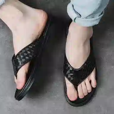 依米奴 轻奢大牌推荐 编织风 高颜值 潮流百搭 年轻气质 舒适柔软 细腻 职场会议 简约精致 高级感 橡胶底 防磨人字拖鞋 男款 黑色