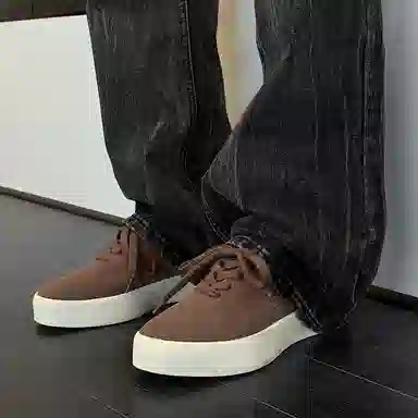 依米奴 高颜值 绒面 精致细腻 高档轻奢 增高 年轻 小众 旅游驾车 时尚潮流 百搭 脚感舒适 复古英伦风 低帮 板鞋 男款