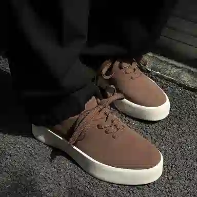 依米奴 高颜值 绒面 精致细腻 高档轻奢 增高 年轻 小众 旅游驾车 时尚潮流 百搭 脚感舒适 复古英伦风 低帮 板鞋 男款