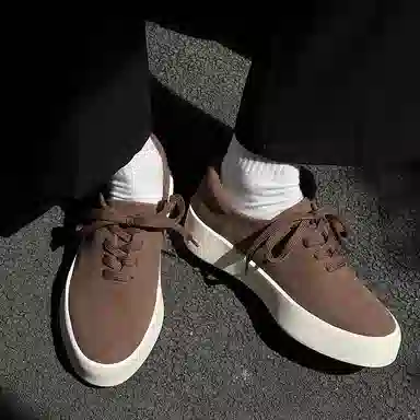 依米奴 高颜值 绒面 精致细腻 高档轻奢 增高 年轻 小众 旅游驾车 时尚潮流 百搭 脚感舒适 复古英伦风 低帮 板鞋 男款