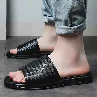 依米奴 轻奢大牌推荐 编织风 高颜值 潮流百搭 年轻气质 舒适柔软 细腻 职场会议 简约精致 高级感 橡胶底 防磨人字拖鞋 男款 黑色