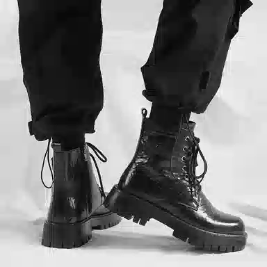 依米奴 户外外穿 英伦风 复古经典 高颜值 时尚潮流 脚感舒适 真皮质感 低调百搭 日常通勤 职场会议 简约帅气 轻便柔软  马丁靴 男款