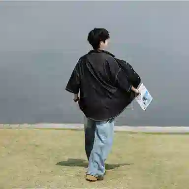 哲源 美式复古高街基础款冰丝牛仔垂感飘逸顺滑凉感高级感简约纯色无性别主义柔软亲肤舒适休闲百搭翻领短袖衬衫 男女同款