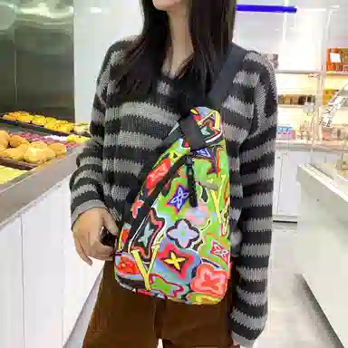 垣途者 时尚涂鸦设计小众日常休闲百搭通勤 尼龙 斜挎包胸包 男女同款情侣款 橘色/绿色/粉色/黑色