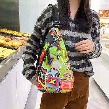 垣途者 时尚涂鸦设计小众日常休闲百搭通勤 尼龙 斜挎包胸包 男女同款情侣款 橘色/绿色/粉色/黑色