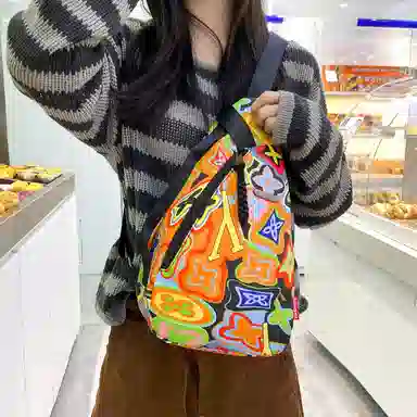 垣途者 时尚涂鸦设计小众日常休闲百搭通勤 尼龙 斜挎包胸包 男女同款情侣款 橘色/绿色/粉色/黑色